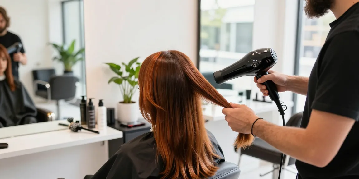 Professionelle Verwendung eines Ionenföhns in einem modernen Friseursalon mit glänzenden Ergebnissen.